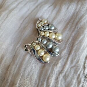 Vintage 60s Crown Trifari Brooch Rhodium Plate Faux Pearl Silver Tone Ribbon Pin